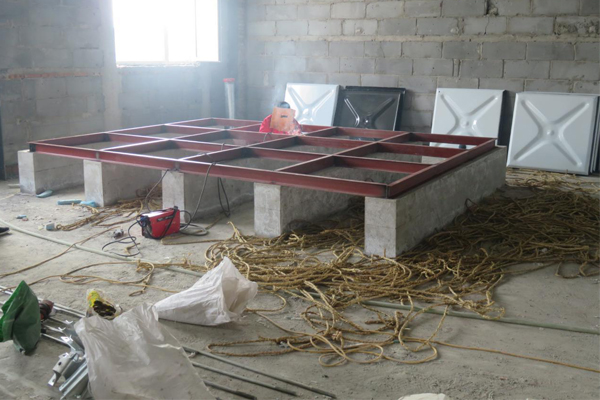 不銹鋼水箱在安裝時用不用槽鋼底座?